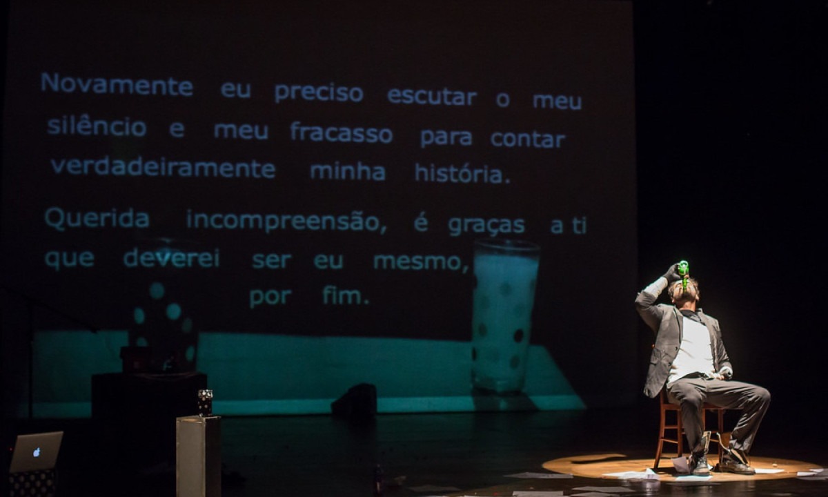 Cena de MISANTHROFREAK, com Rodrigo Fischer, do Grupo Desvio, de Brasília (DF), 2016 - (crédito: Humberto Araujo/Flickr) Cena de MISANTHROFREAK, com Rodrigo Fischer, do Grupo Desvio, de Brasília (DF), 2016 - (crédito: Humberto Araujo/Flickr)