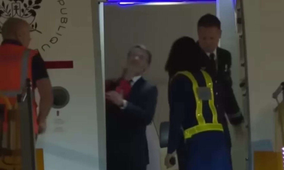 Quando se preparavam para desembarcar de avião presidencial francês no Vietnã, Brigitte teria estapeado Emmanuel Macron -  (crédito: Reprodução/BFMTV)