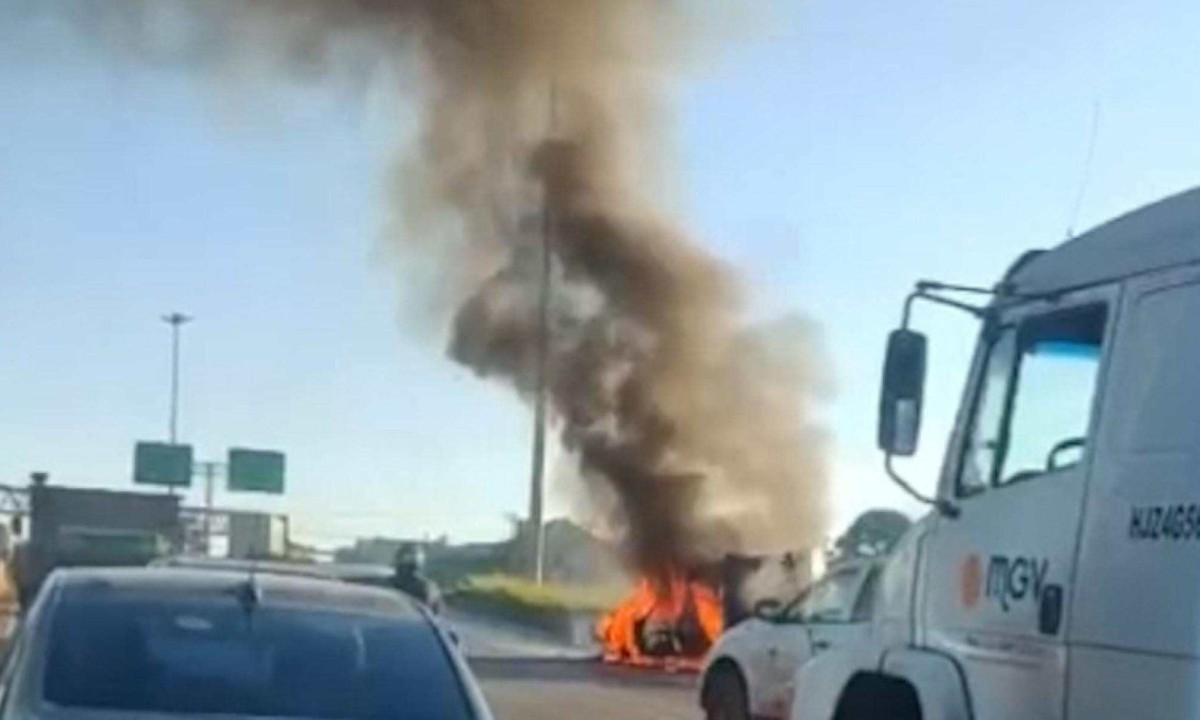 Imagens de redes sociais flagram veículo em chamas no Anel Rodoviário de BH  -  (crédito: Reprodução/ Redes Sociais  )