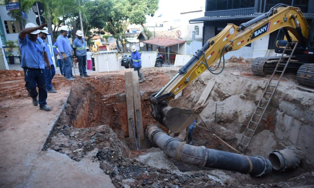 Rompimento de tubulação da Copasa, em frente ao Hospital Sofia Feldman, no Bairro Tupi, em BH -  (crédito: Gladyston Rodrigues/EM/D.A Press)