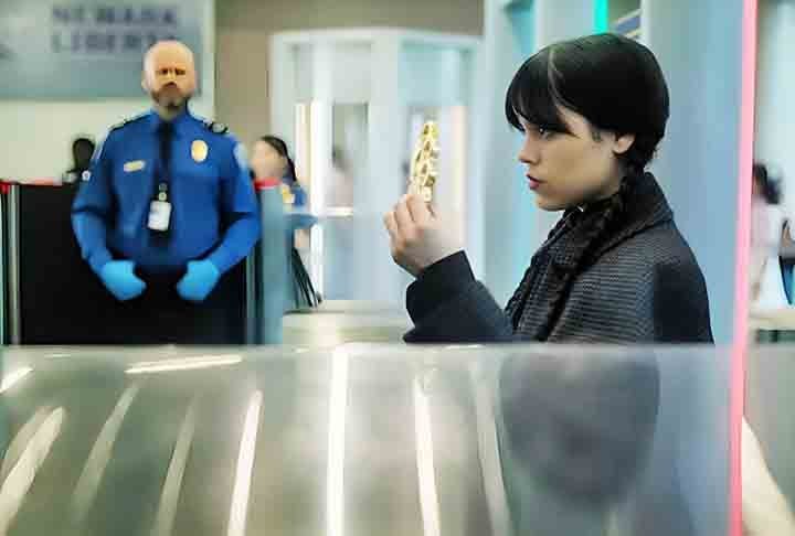 No trailer, Wandinha Addams, interpretada por Jenna Ortega, aparece passando por um detector de metais em um aeroporto, revelando uma série de armas escondidas. A cena mostra não apenas o humor característico da personagem, mas também o tom irreverente da série.