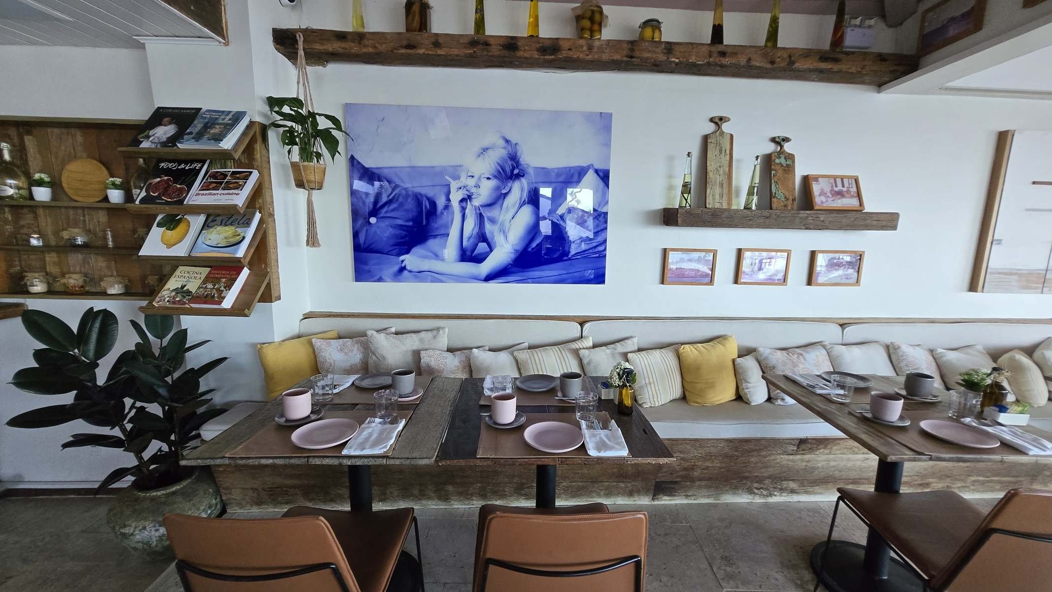 Brigitte Bardot 'observa' os visitantes do 74 Restaurant-Carlos Altman/EM