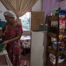 No Brasil, mulheres dedicam o dobro do tempo às tarefas domésticas - Nelson Almeida/AFP