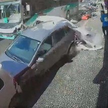 Vídeo: ônibus bate em motos e arrasta carros no Centro de Uberlândia - ReproduÃ§Ã£o/redes sociais