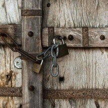 Homem é preso por manter esposa grávida e filho em cárcere - Unsplash