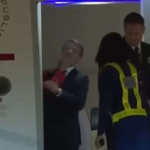 Presidência francesa minimiza incidente entre Macron e a esposa no desembarque no Vietnã - Reprodução/BFMTV