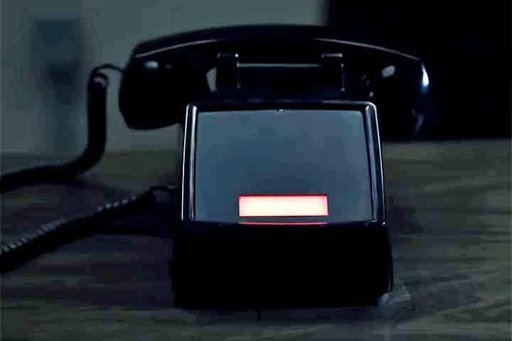 Durante anos, o aparelho permanece silencioso - até que, numa noite, uma ligação muda completamente sua vida. Do outro lado da linha está Rose Larkin (Luciane Buchanan), uma jovem empreendedora de tecnologia cujos tios, aparentemente cidadãos comuns, foram assassinados por saberem demais.