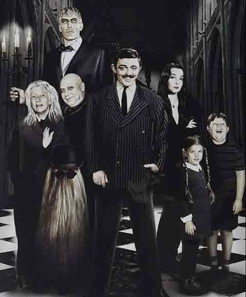 Em 1964, os personagens ganharam vida em uma série de televisão em preto e branco que se tornou cultuada. Desde então, foram inúmeras versões em animações, longas-metragens e séries derivadas.