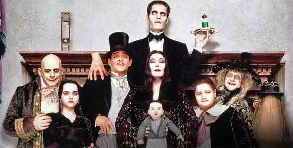 Tio Fester, Mãozinha, Feioso e Vovó Addams são alguns dos personagens que acompanham Wandinha e sua família em aventuras pitorescas e bem-humoradas, sempre desafiando os padrões sociais convencionais.