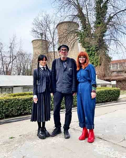 O estilo visual marcante de Burton, com tons sombrios e cenários detalhados, foi uma das principais marcas do primeiro ano da produção.