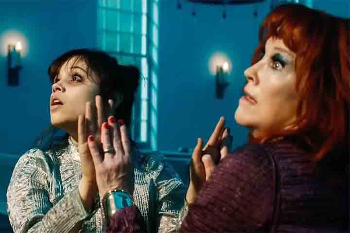 Jenna Ortega revelou em entrevistas recentes que os novos episódios terão uma abordagem mais sombria, com menos foco em romances adolescentes e maior ênfase no terror psicológico e nos mistérios a serem desvendados por sua personagem.