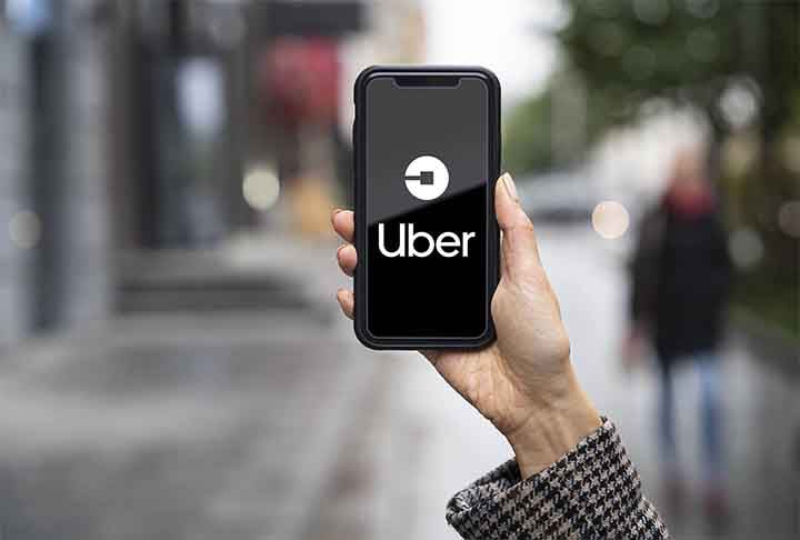 A Uber não aceita carros adesivados, pick-ups, carros com placa vermelha, vans e caminhonetes. 