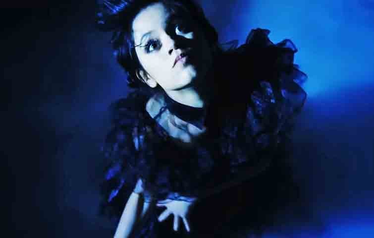 Foi reconhecida com quatro prêmios Emmy, incluindo Melhor Design de Produção e Melhor Figurino em Série de Fantasia. Também gerou enorme repercussão nas redes sociais, especialmente por conta da icônica cena de dança de Wandinha, que viralizou em diversas plataformas.