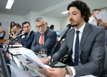 CCJ deu aval aos primeiros projetos enviados pelo governador para adesão ao programa de refinanciamento da dívida -  (crédito: Guilherme Dardanhan/ALMG)