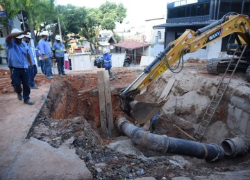 Rompimento de tubulação da Copasa, em frente ao Hospital Sofia Feldman, no Bairro Tupi, em BH -  (crédito: Gladyston Rodrigues/EM/D.A Press)