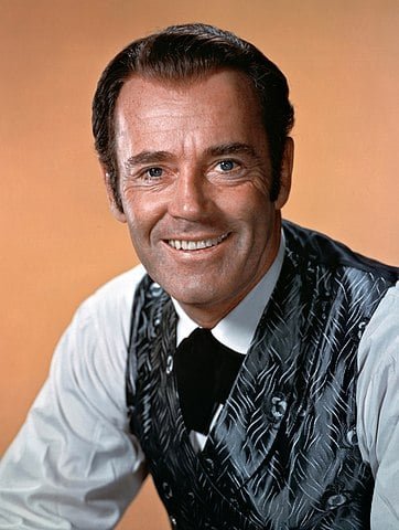 2.Henry Fonda- Nascido em 16 de maio de 1905, cativou o público com suas performances marcantes. Atuou em 12 Homens e uma Sentença (1957) e As Vinhas da Ira (1940), entre outros clássicos. Ganhou o seu único Oscar aos 76 anos, por Num Lago Dourado (1981).