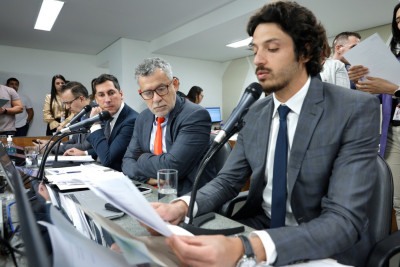 CCJ deu aval aos primeiros projetos enviados pelo governador para adesão ao programa de refinanciamento da dívida -  (crédito: Guilherme Dardanhan/ALMG)