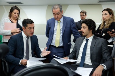 Doorgal Andrada (direita) provomeu mudanças no projeto de adesão ao Propag -  (crédito: Guilherme Dardanhan/ALMG)
