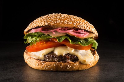 Cada unidade da hamburgueria participante da promoção vai distribuir 100 T.T. Burgers gratuitos por mês  -  (crédito: Tomas Rangel/ Divulgação)