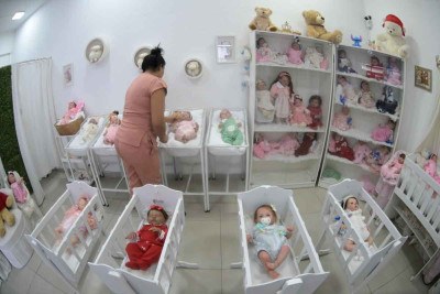'berçário' de loja no Barreiro: quanto mais semelhantes a uma criança de verdade, mais caros são os brinquedos -  (crédito: Leandro Couri/EM/D.A Press)