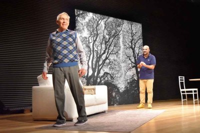 Ilvio Amaral e Maurício Canguçu interpretam pai e filho na peça "Maio, antes que você me esqueça", em cartaz nesta terça (27/5) à noite -  (crédito: Raquel Guerra/divulgação)