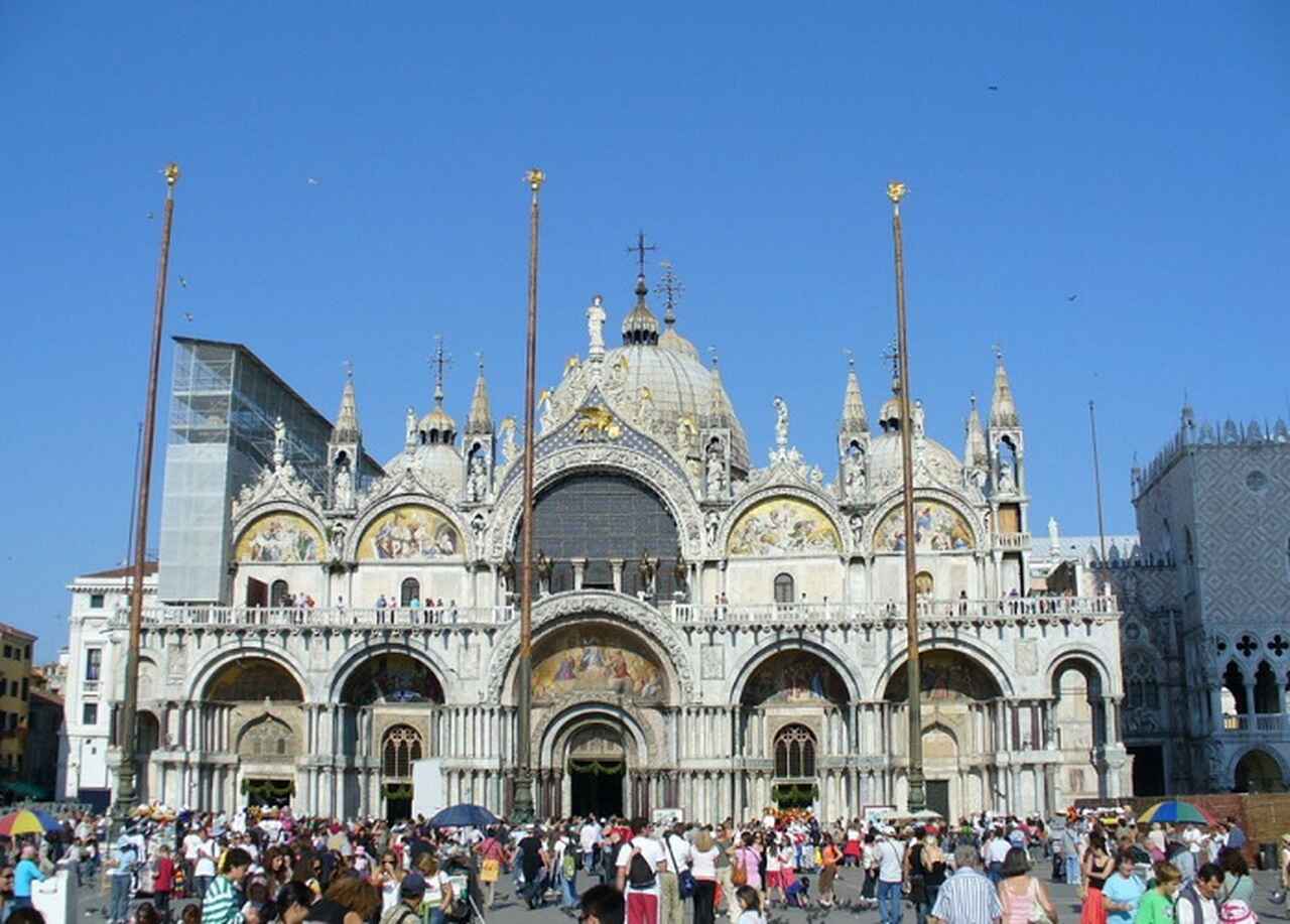 Basílica de São Marcos (século XI): Construída em estilo bizantino, esta magnífica catedral abriga mosaicos dourados e os restos mortais de São Marcos, trazidos de Alexandria