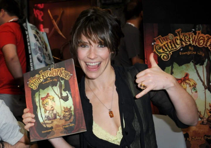  Lilly também se aventurou na literatura, onde lançou o livro infantil "Os Squickerwonkers," que foi publicado em 2013 e lançado na San Diego Comic-Con.-Divulgação/Wikipedia