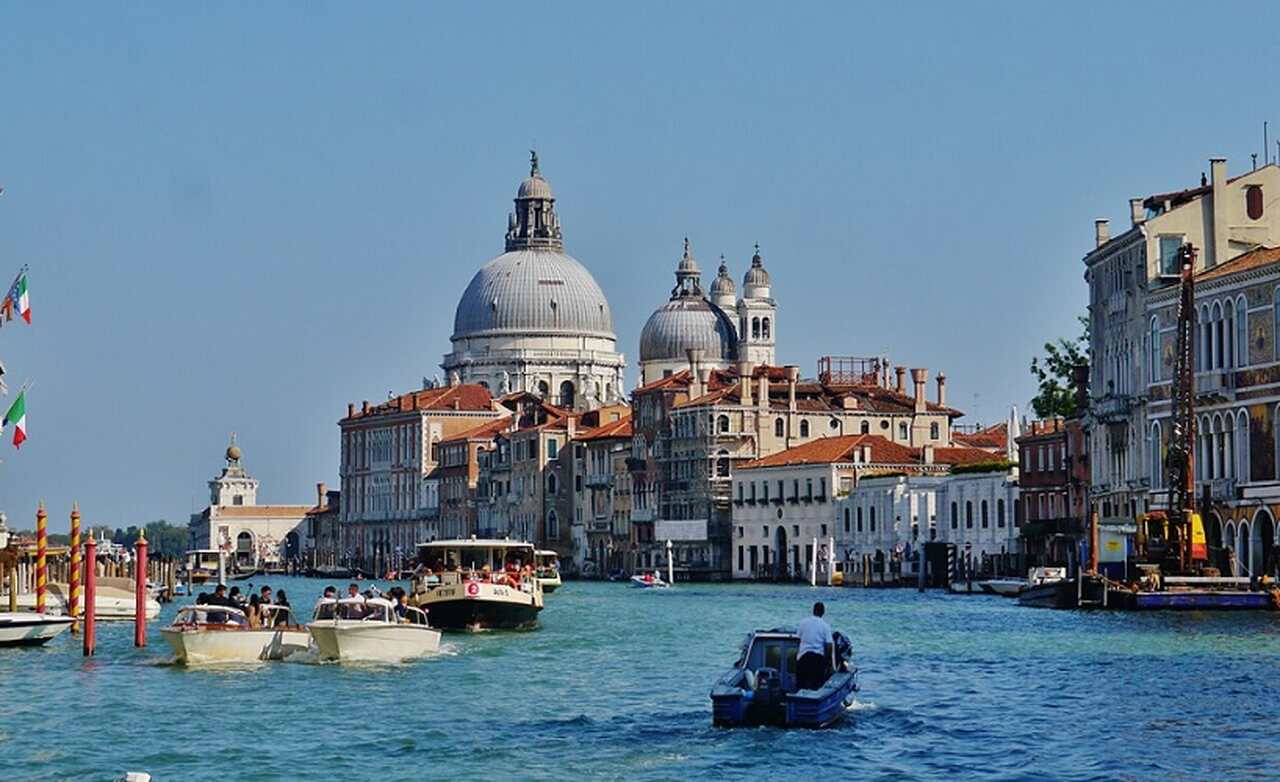 Grande Canal (século IX): A principal via navegável de Veneza, que serpenteia por 3,8 km. Suas margens são adornadas por palácios e edifícios históricos dos séculos XIII ao XVIII