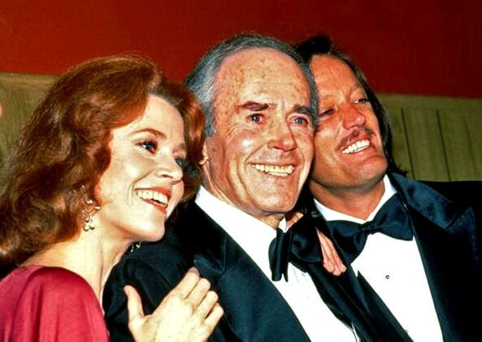 Essa também foi sua última atuação nas telas. Ele é pai de Jane Fonda, com quem contracenou em Num Lago Dourado (1981), e Peter Fonda, ambos renomados atores. Fonda possui uma história curiosa, pois serviu na Marinha dos EUA durante a Segunda Guerra.