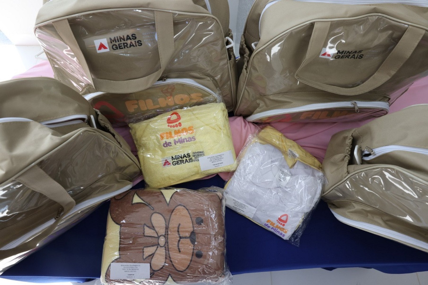 O kit enxoval tem 14 itens, como bolsa, cobertor, macacões curtos, macacões longos, bodies, culotes, casaquinho com capuz, kits de meias e toalha com capuz O kit enxoval tem 14 itens, como bolsa, cobertor, macacões curtos, macacões longos, bodies, culotes, casaquinho com capuz, kits de meias e toalha com capuz