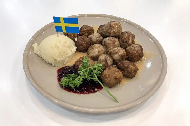 A culinária sueca é conhecida por seus ingredientes frescos e saborosos. Peixes e frutos do mar são a base da dieta dos suecos, mas as famosas almôndegas suecas (Köttbullar) são um clássico local.