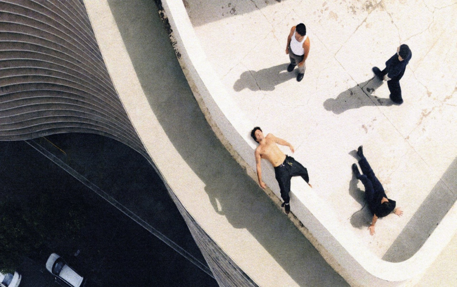 Quatro músicos da banda Lagum são fotografados no telhado do Edifício Niemeyer, em BH, para a capa de seu disco lançado em 2025