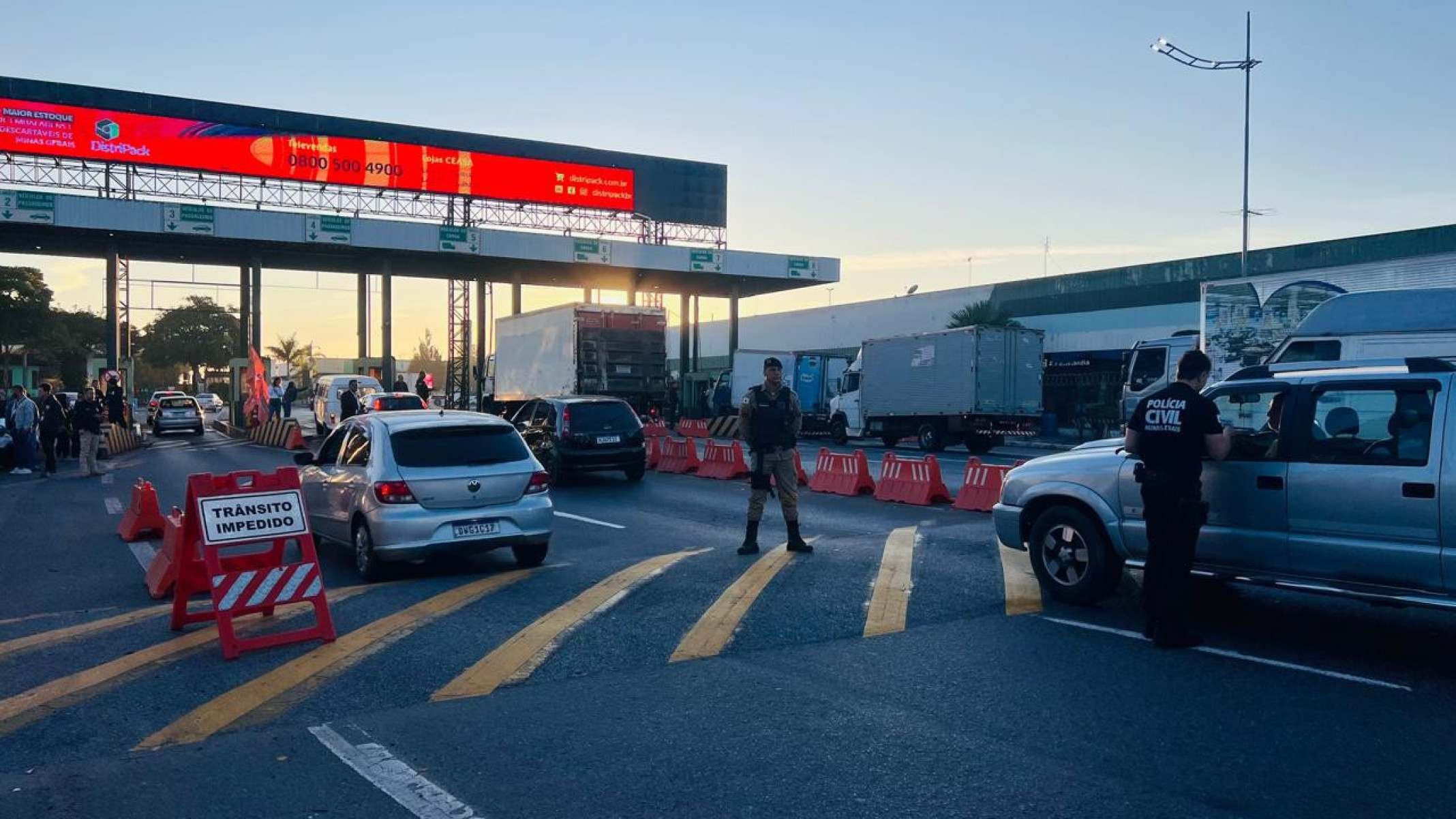 Ação integrada do Governo de Minas Gerais conscientiza motoristas sobre o combate a violência contra crianças e adolescentes nesta segunda-feira (26), na BR-040, na entrada do Ceasa Minas, em Contagem, na Grande BH