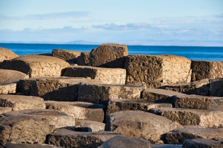 Amostras geológicas revelaram rochas do período Cretáceo ao Eoceno, incluindo basaltos intraplaca e sedimentos que indicam atividade vulcânica e formação tectônica.