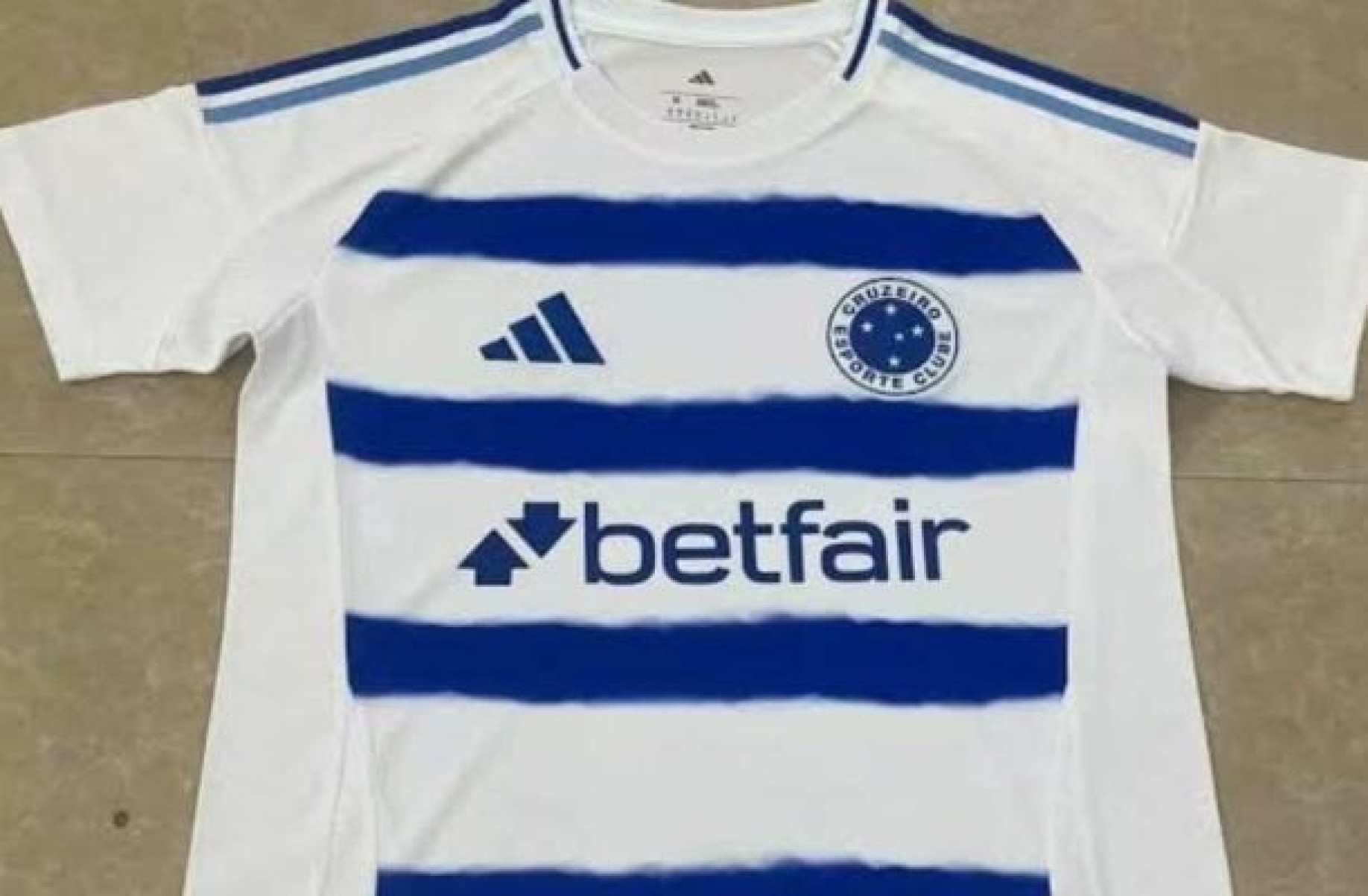 Cruzeiro realiza ajustes finais para lançamento de sua segunda camisa
