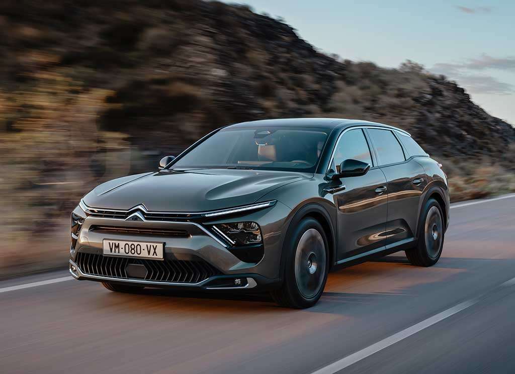 Citroën C5
De origem sa, o Citroën C5 já foi sedã e hoje é vendido como SUV, com visual marcante e estilo ousado. Destaca-se pelo conforto da suspensão hidráulica, tecnologia embarcada e eficiência para longas viagens.