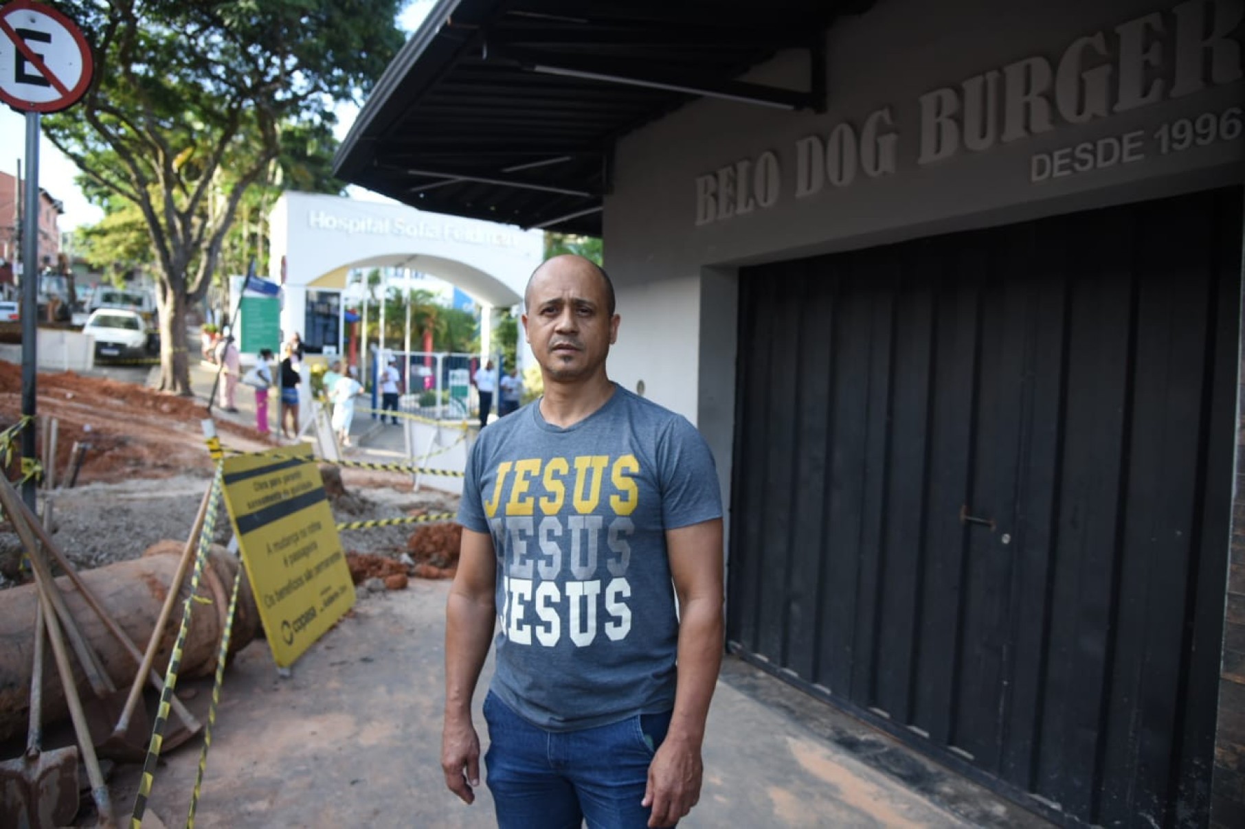 A hamburgueria de Elton Michel Jesus Melo foi alagada pela água que transbordou da tubulação da Copada, no Bairro Tupi-Gladyston Rodrigues/ EM / D.A Press