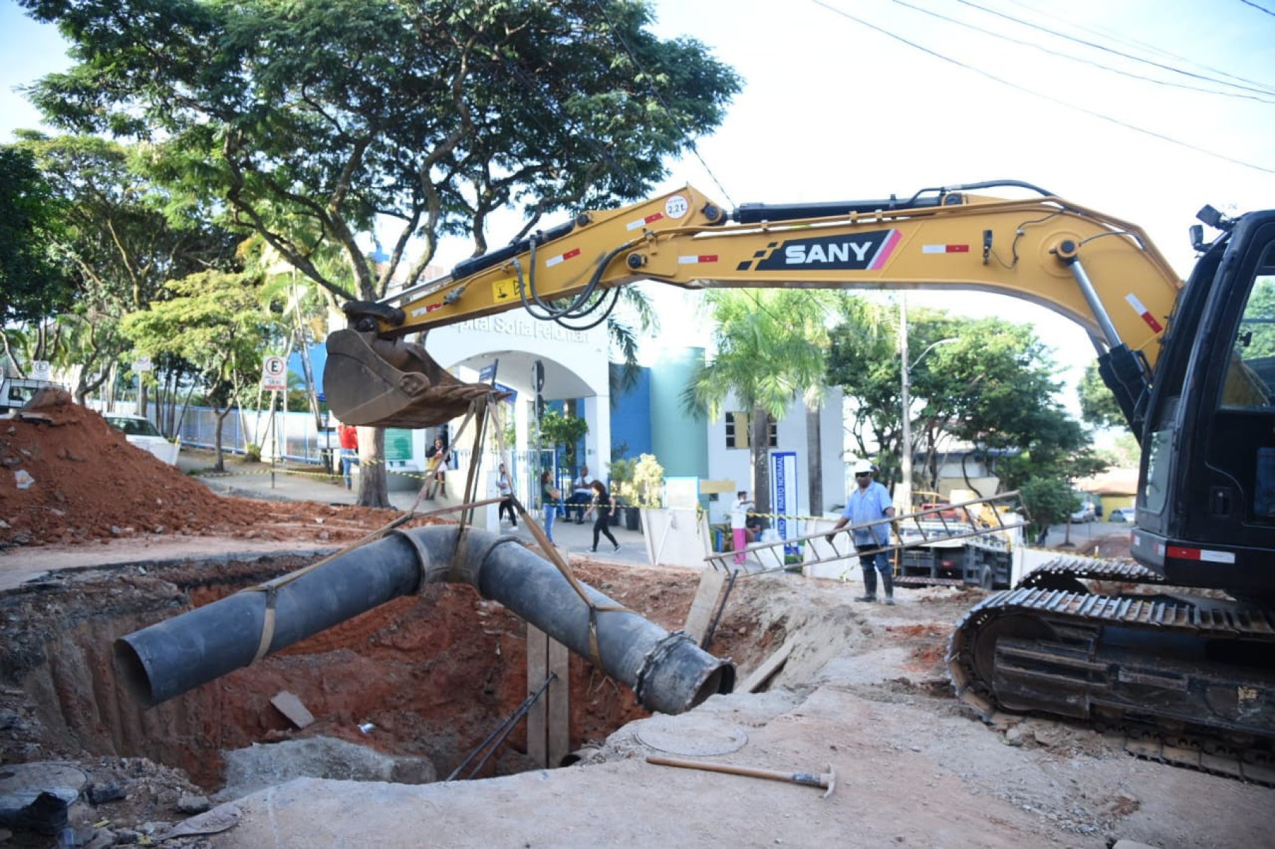 Para além da quantidade de água que cobriu a via, durante a manutenção foi preciso abrir uma cratera que impede a circulação-Gladyston Rodrigues/ EM / D.A Press