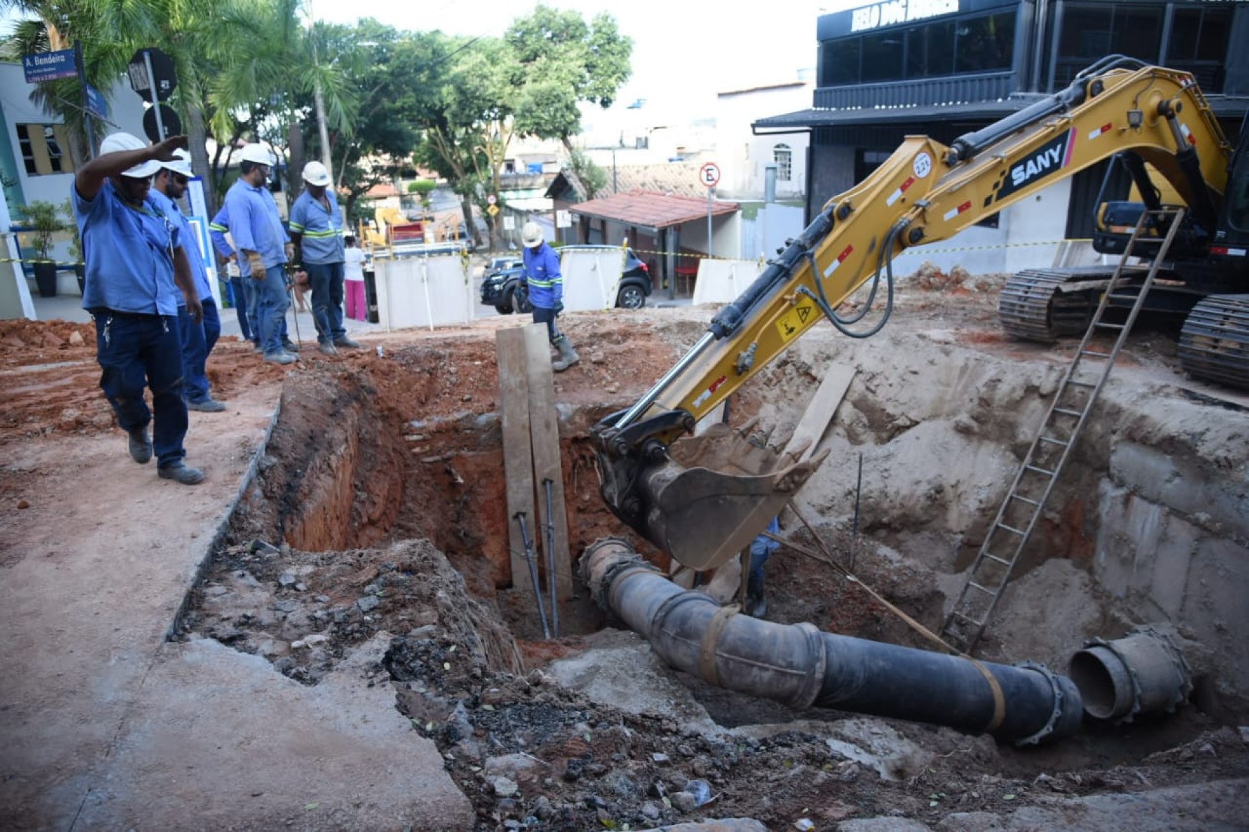 As obras da Copasa para o reparo da tubulação afetada começaram no domingo (25/5)-Gladyston Rodrigues/ EM / D.A Press