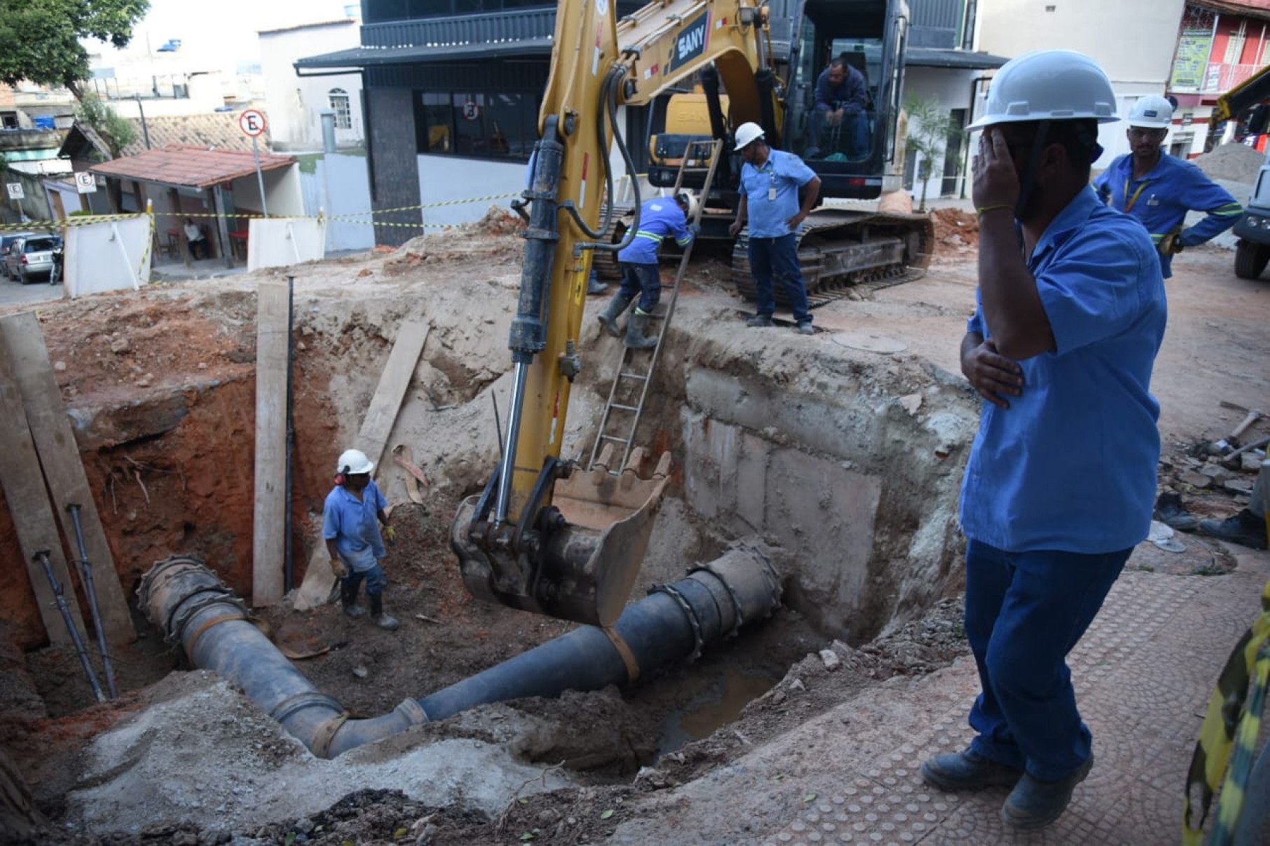 De acordo com a Copasa, a previsão é que a obras para restauração da tubulação sejam concluídas até a noite desta segunda-feira (26/5)-Gladyston Rodrigues/ EM / D.A Press