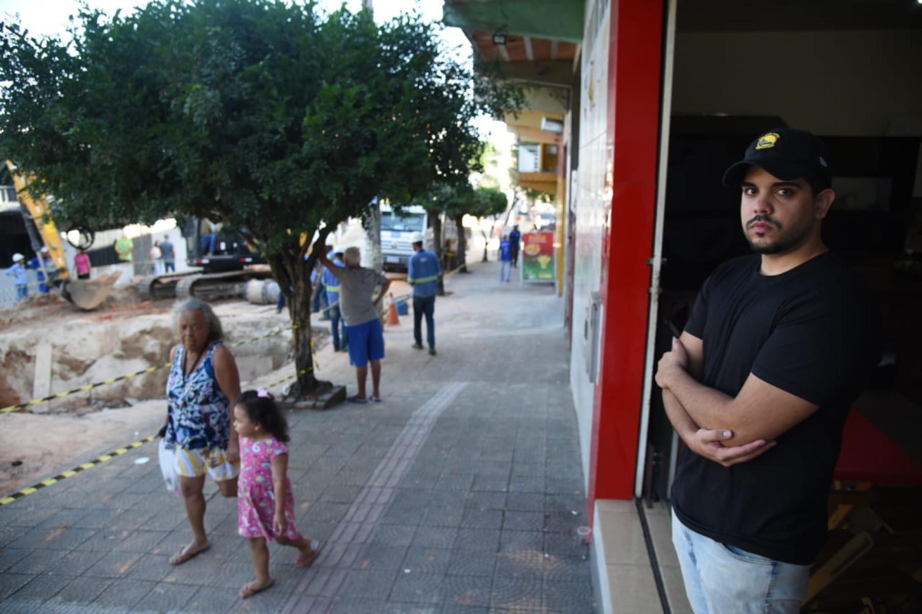 Vitor Lopes tem uma lanchonete em frente ao Hospital Sofia Feldman e relata que apesar da cratera que ocupa toda a pista o movimento no estabelecimento não foi prejudicado-Gladyston Rodrigues/ EM / D.A Press