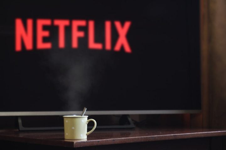 O desempenho estrondoso levou a Netflix a renovar a série poucos dias após sua estreia, algo raro na plataforma. A produção também se destacou em rankings semanais de diversos países, incluindo o Brasil.