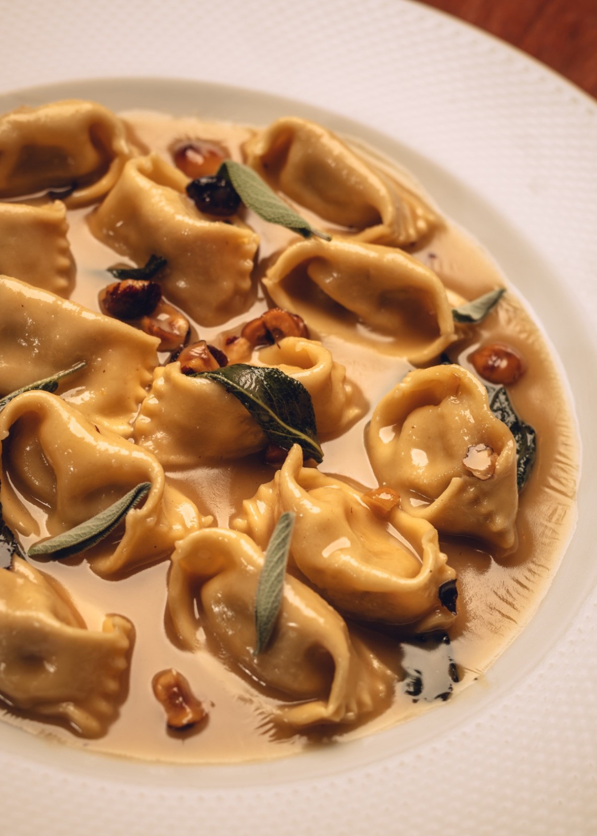 O agnolotti piamontese é uma massa recheada com carnes assadas ao molho de manteiga, queijo, sálvia e avelã