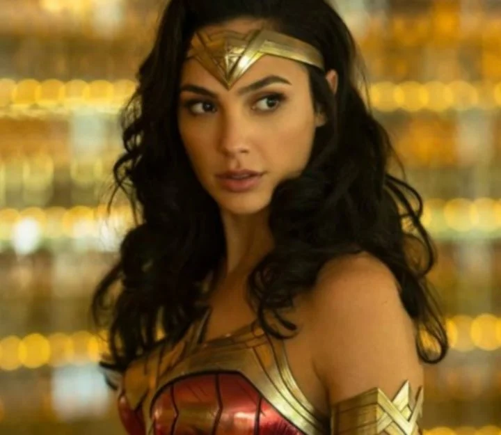 O papel da super-heroína Mulher Maravilha caiu no colo da israelense Gal Gadot, que alcançou um novo patamar nos estúdios de cinema a partir da oportunidade. -Divulgação 
