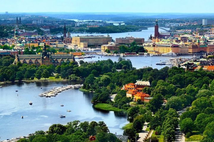 Construída sobre 14 ilhas e ligada por 57 pontes, a cidade é conhecida como a "Veneza do Norte" por seus canais e paisagens aquáticas.