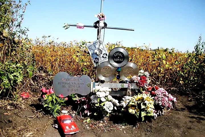 A morte precoce de Buddy Holly, aos 22 anos, teve um impacto profundo na música e na cultura da época. Ela foi marcada como o fim de uma era de inocência no rock, sendo imortalizada na canção "American Pie" de Don McLean, que descreve o trágico acidente como "o dia em que a música morreu".- Domínio Público/Wikimédia Commons
