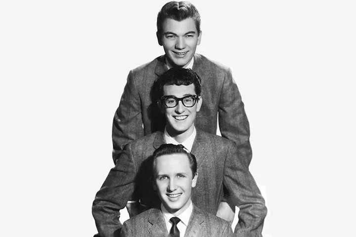 Ao lado dos Crickets, Buddy Holly gravou uma série de sucessos imortais, como "Oh, Boy!", "Peggy Sue" e "Everyday". Sua música se destacou por letras poéticas e melodias sofisticadas, estabelecendo um novo padrão para a música popular.-Domínio Público/Wikimédia Commons