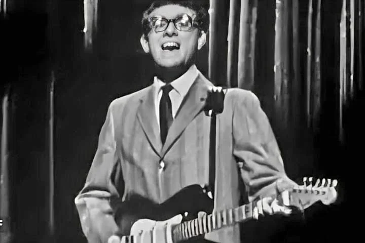 O Ã¡lbum "I Remember Buddy Holly", de Bobby Vee, gravado com os Crickets em 1961, e a gravaÃ§Ã£o de "Buddy Holly", pela banda Weezer, em 1994, sÃ£o apenas algumas das homenagens que perpetuaram seu nome e sua obra. -ReproduÃ§Ã£o do X @JusticeWillett