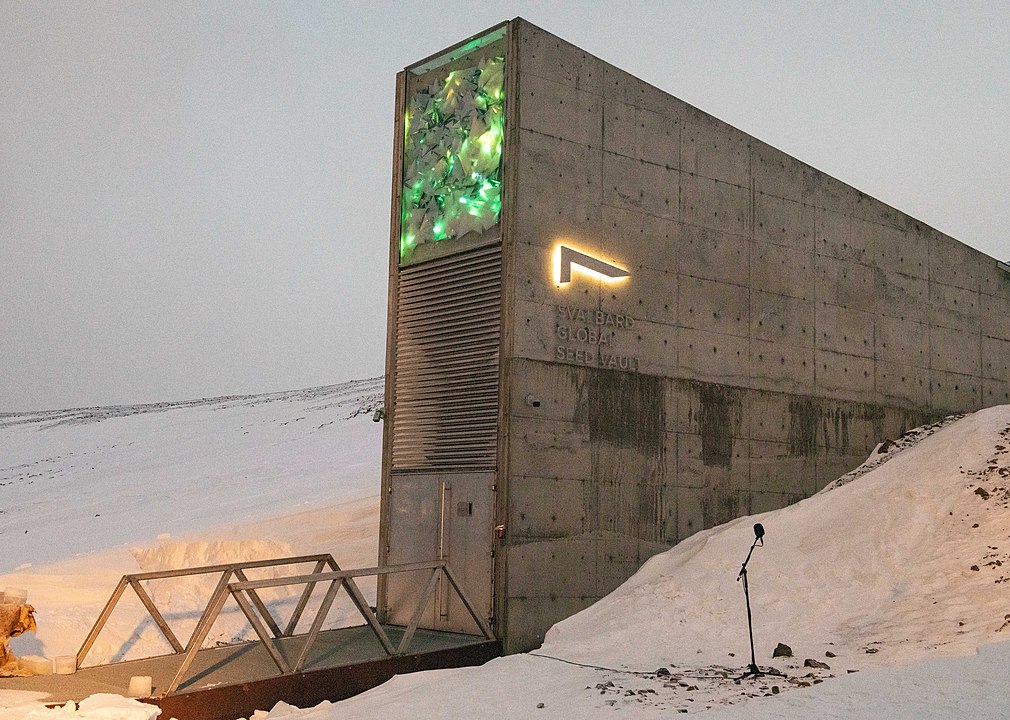 É uma estrutura de concreto construída numa montanha coberta pelo chamado "permafrost" (camada permanente de gelo, que nunca derrete). 