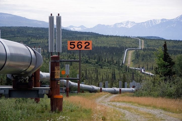 O Oleoduto do Alasca, que se estende por mais de 1.200 km desde Prudhoe Bay até o porto de Valdez, é um marco da engenharia e vital para o transporte de petróleo. 